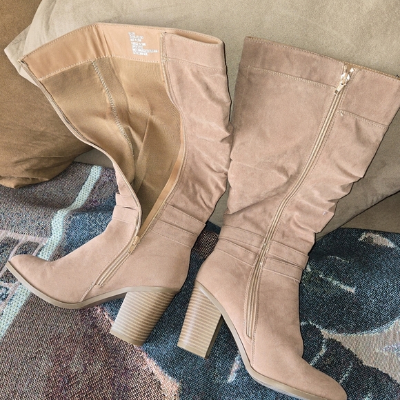 Boots Size 8 - Picture 6 of 6